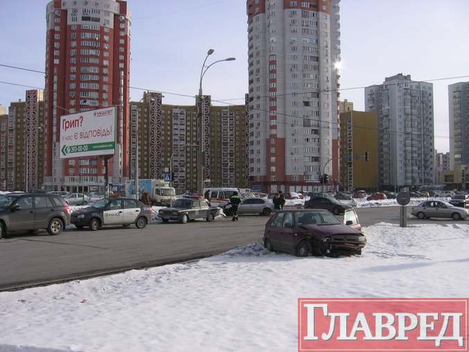  На Позняках иномарки не поделили скользкую дорогу (ФОТО) 