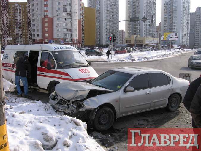  На Позняках иномарки не поделили скользкую дорогу (ФОТО) 