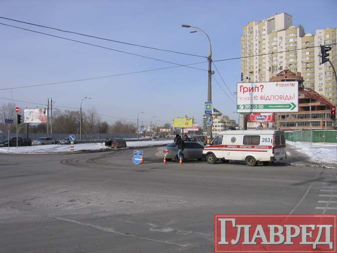  На Позняках иномарки не поделили скользкую дорогу (ФОТО) 