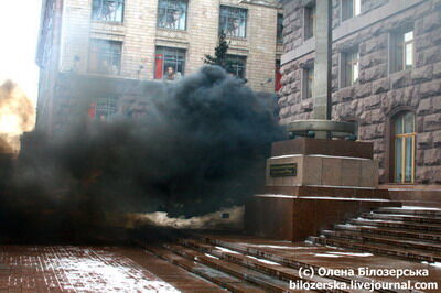 Киевраду забросали дымовыми шашками (ФОТО)