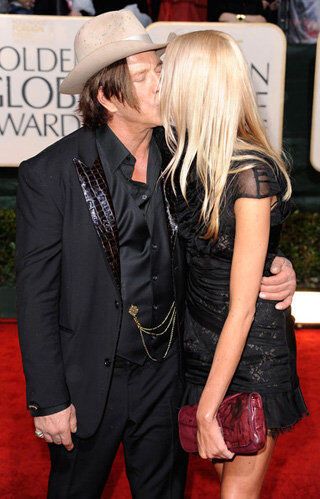 Парочка вовсю целуется на красных ковровых дорожках и не скрывает серьёзности своих намерений