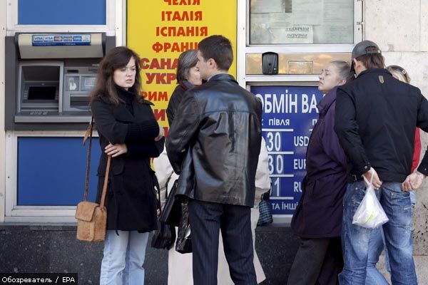 Украинцы продолжают забирать депозиты из банков