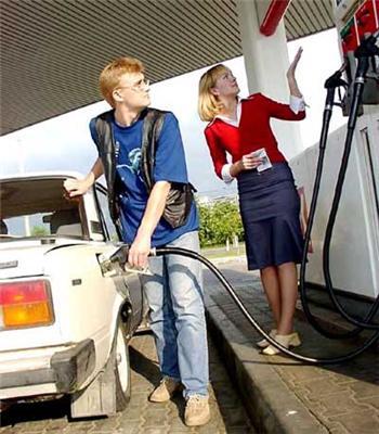 Снижение цен на бензин сдерживает "логистика"