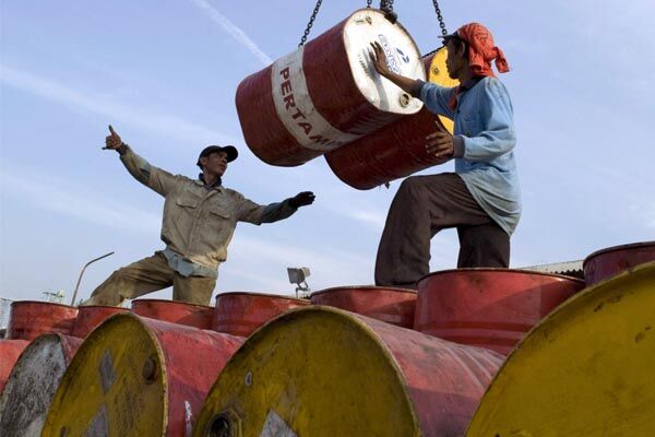 Нефть подешевела еще на доллар