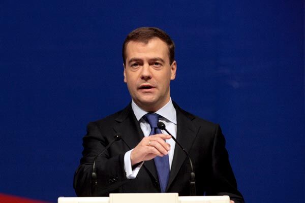 Медведев пообещал включить газ Европе
