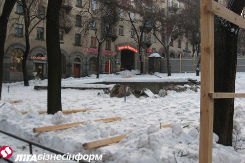 Сквер на Прорезной пострадал от рук вандалов