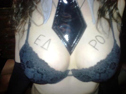 Єдинороси відсвяткували перемогу з напівголими дівицями. ФОТО