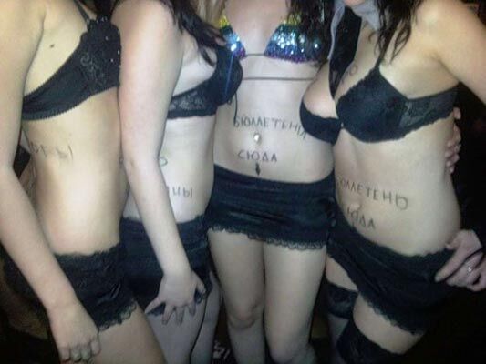 Єдинороси відсвяткували перемогу з напівголими дівицями. ФОТО