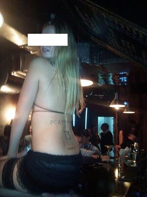 Єдинороси відсвяткували перемогу з напівголими дівицями. ФОТО