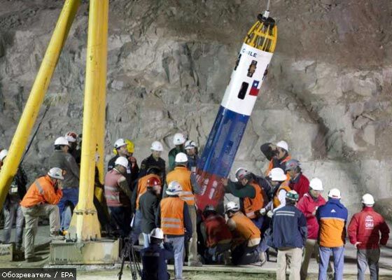 Чилийских шахтеров поднимают на поверхность. ВИДЕО, ФОТО