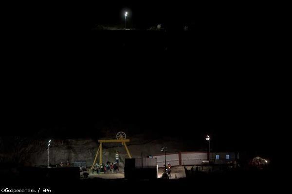 Чилийских шахтеров поднимают на поверхность. ВИДЕО, ФОТО