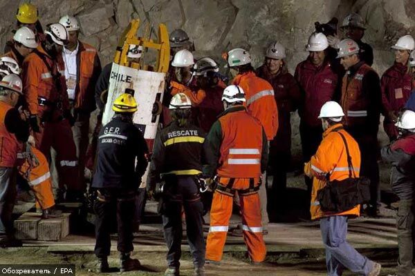 Чилийских шахтеров поднимают на поверхность. ВИДЕО, ФОТО
