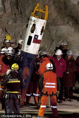 Чилийских шахтеров поднимают на поверхность. ВИДЕО, ФОТО