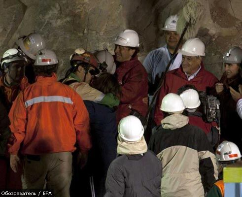 Чилийских шахтеров поднимают на поверхность. ВИДЕО, ФОТО