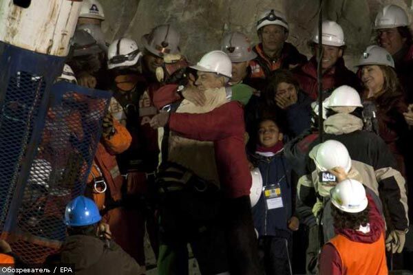 Чилийских шахтеров поднимают на поверхность. ВИДЕО, ФОТО