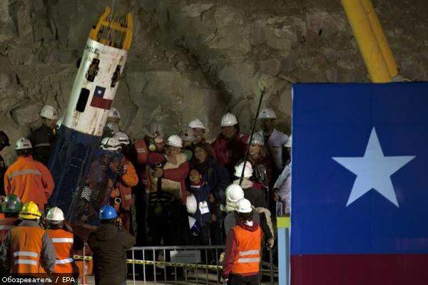 Чилийских шахтеров поднимают на поверхность. ВИДЕО, ФОТО