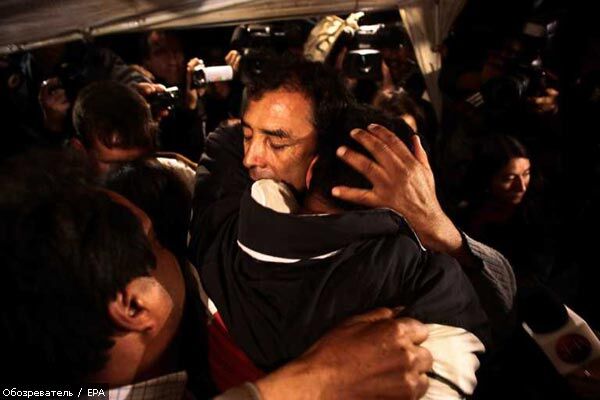 Чилийских шахтеров поднимают на поверхность. ВИДЕО, ФОТО