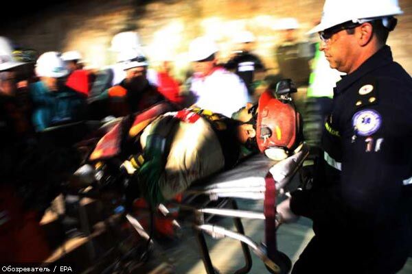 Чилийских шахтеров поднимают на поверхность. ВИДЕО, ФОТО