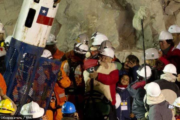 Чилийских шахтеров поднимают на поверхность. ВИДЕО, ФОТО
