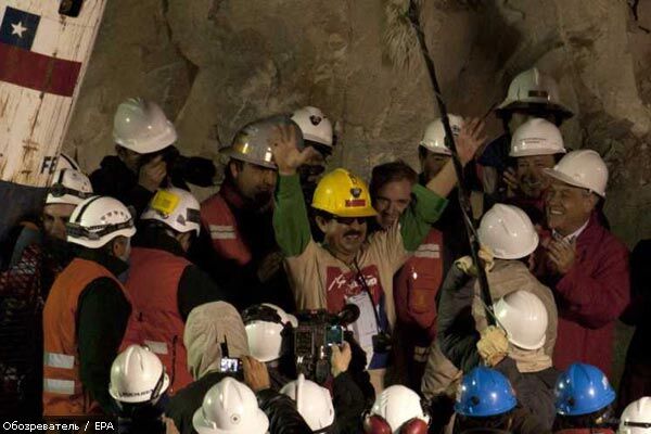 Чилийских шахтеров поднимают на поверхность. ВИДЕО, ФОТО