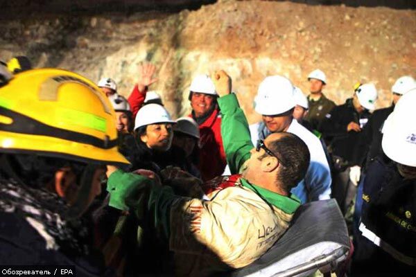 Чилийских шахтеров поднимают на поверхность. ВИДЕО, ФОТО