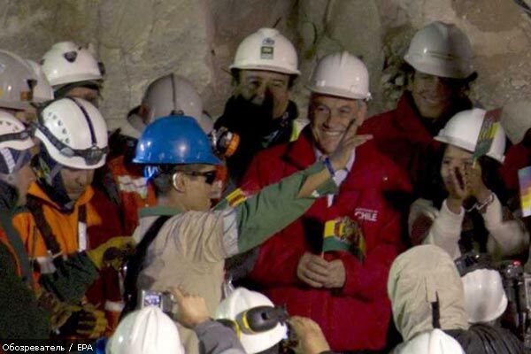Чилийских шахтеров поднимают на поверхность. ВИДЕО, ФОТО
