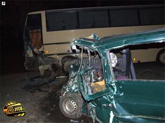 Під Рівного розбився автобус з 51 пасажиром. Є жертви.ФОТО