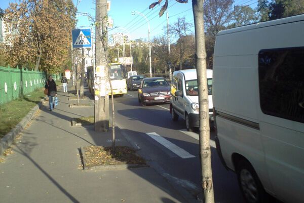 Маршрутка сбила школьника на пешеходном переходе. ФОТО