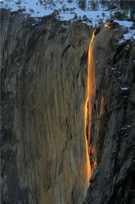 Унікальний вогняний водоспад. ФОТО