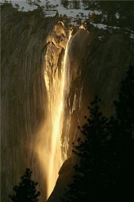 Унікальний вогняний водоспад. ФОТО