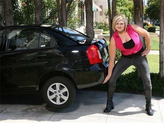 Дівчина-гігант піднімає машини і працює моделлю. ФОТО