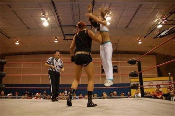 Дівчина-гігант піднімає машини і працює моделлю. ФОТО