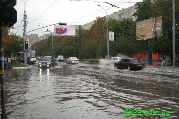 Шторм в Маріуполі рвав дроти і піднімав у повітря людей