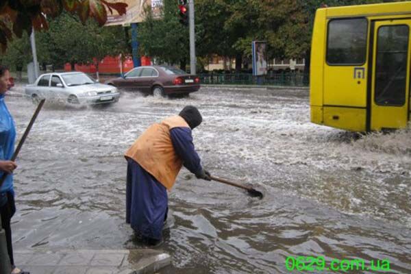 Шторм в Маріуполі рвав дроти і піднімав у повітря людей