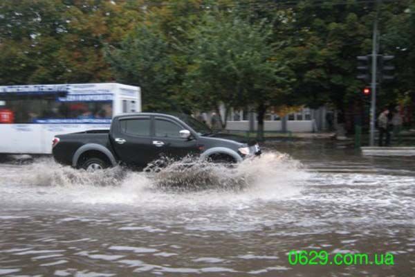 Шторм в Маріуполі рвав дроти і піднімав у повітря людей