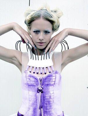 Модні фішки. Плаття, яке змінює колір при ходьбі. ФОТО