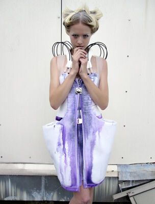 Модні фішки. Плаття, яке змінює колір при ходьбі. ФОТО