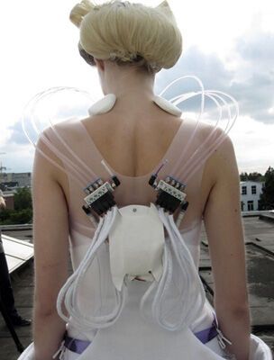 Модні фішки. Плаття, яке змінює колір при ходьбі. ФОТО