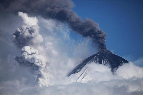 Обнародованы фото страшного извержения вулкана на Камчатке