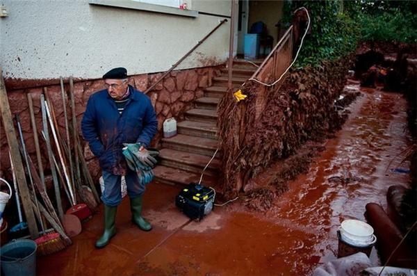 Последствия утечки красного шлама в Венгрии. ФОТО