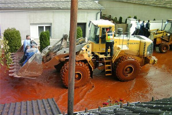 Последствия утечки красного шлама в Венгрии. ФОТО