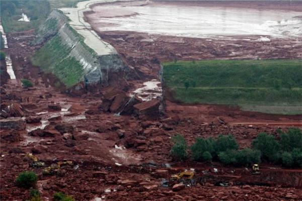 Последствия утечки красного шлама в Венгрии. ФОТО