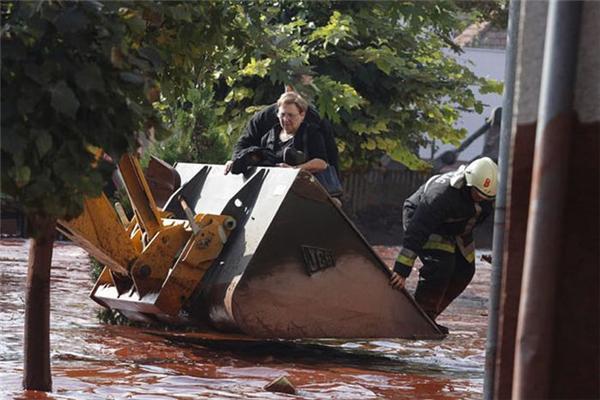 Последствия утечки красного шлама в Венгрии. ФОТО