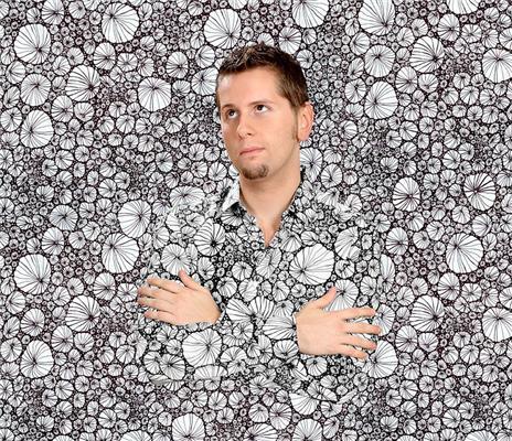 В прямом смысле слиться со стеной