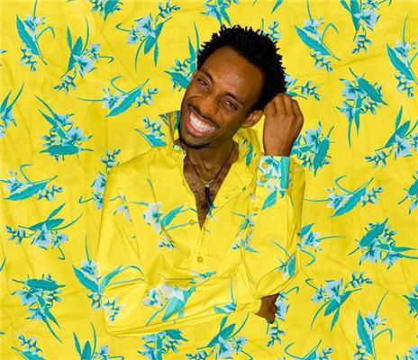 В прямом смысле слиться со стеной