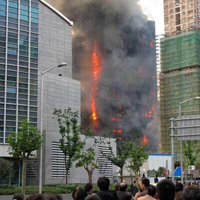 Пожар в Шанхайском небоскребе: 12 жертв, сотни пострадавших