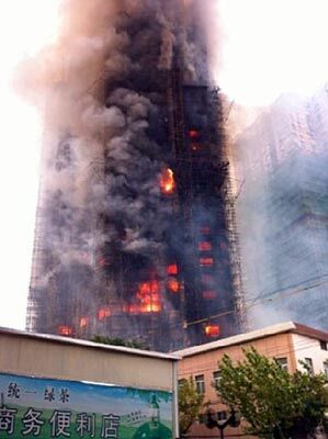 Пожар в Шанхайском небоскребе: 12 жертв, сотни пострадавших