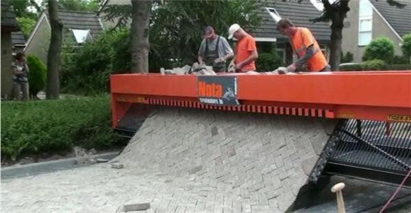 Как кладут дороги в Голландии