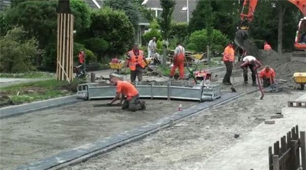 Как кладут дороги в Голландии