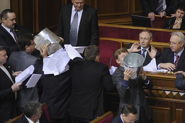 Депутаты решили начать работу с драки. ФОТО, ВИДЕО